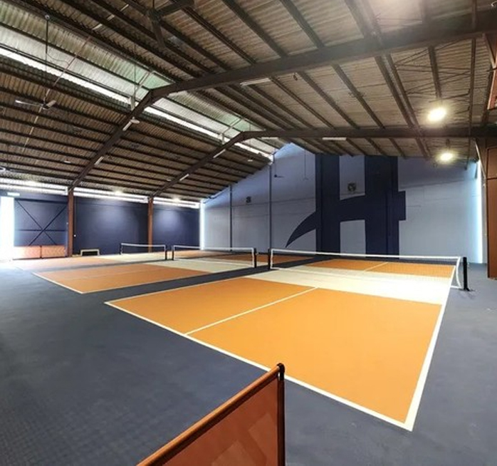 Thi công sân pickleball 10% hạt cao su LAYKOLD US